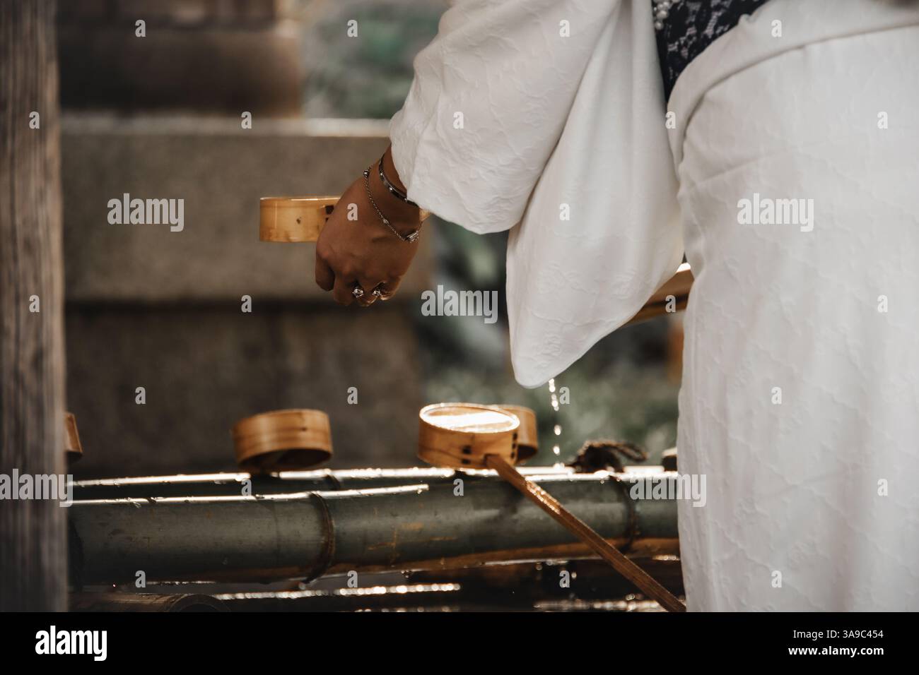 Im Temizuya-Wasserpavillon waschen sich die Menschen die Hände, bevor sie einen Schrein in Japan betreten. Stockfoto