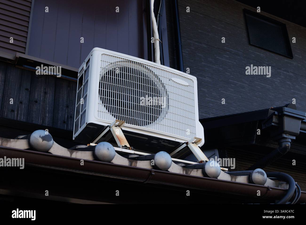 Luftkompressor im Freien, Klimaanlage, alter, verwitterter Wärmetauscher, veralteter Luftventilator Stockfoto