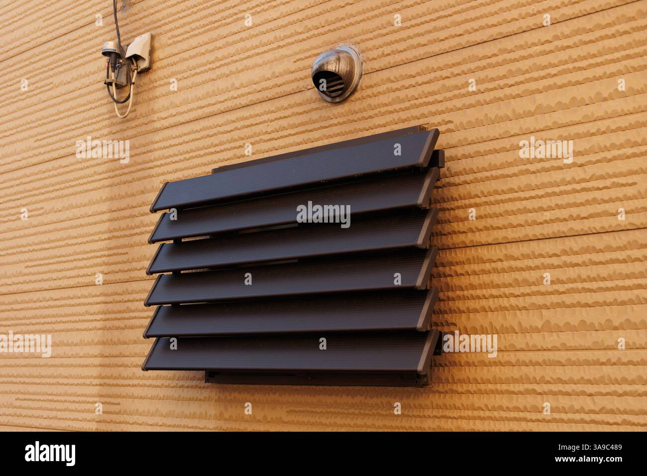 Fensterläden mit Aluminiumwinkeln für die Luftbelüftung und den Sicherheitsblickschutz in Küchen- oder Toilettenbädern in japan Stockfoto