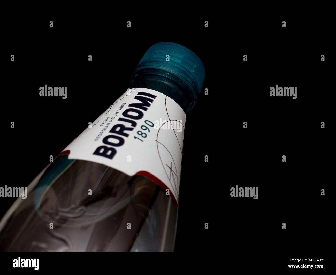 Borjomi (georgisch ბორჯომი) ist ein Mineralwasser aus Georgien. Stockfoto