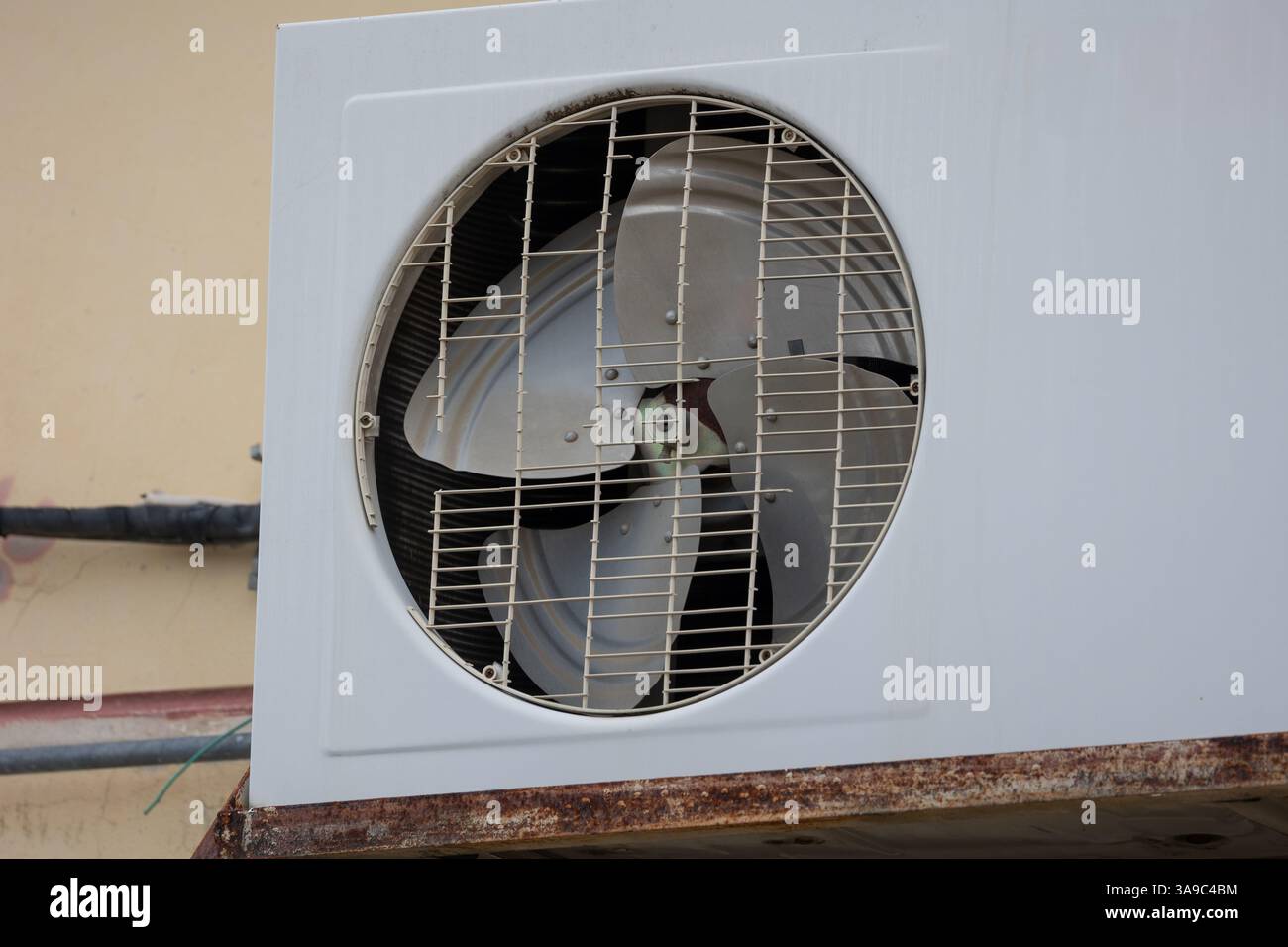 Luftkompressor im Freien, Klimaanlage, alter, verwitterter Wärmetauscher, veralteter Luftventilator Stockfoto