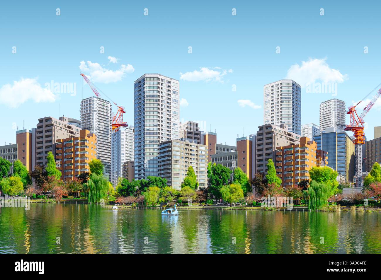 Moderne Grüne Stadt. Städtische Metro Skyline Geschäftsgebäude rund um den grünen öffentlichen Park frische saubere Luft geringe Verschmutzung. Stockfoto