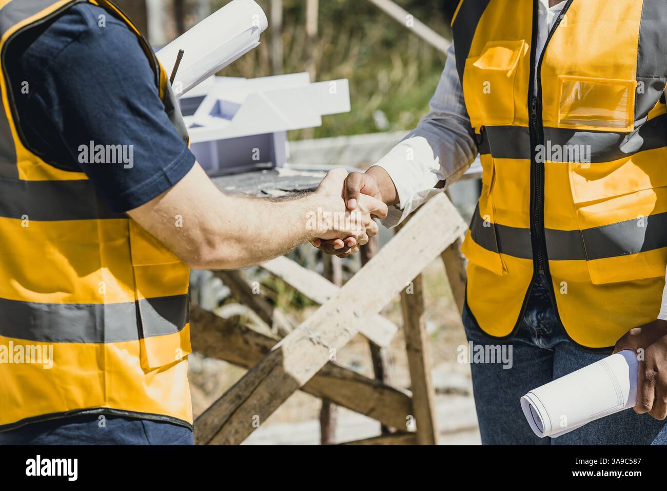 Closeup Professional Engineer männlicher Handschlag mit Team Builder Auftragnehmer Akquisition und erfolgreichen Verhandlungen, Shake Hand with Partner Dealing Constr Stockfoto