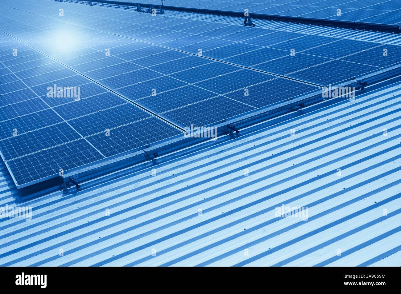 Sonnenkollektor vor sonnigem Himmel, Photovoltaik sparende Energie Technologie Blauton. Stockfoto