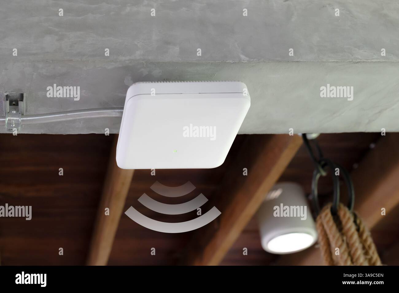 Innencafé, kostenloser wifi-Zugang, Internetanschluss, Geräteeinrichtung auf dem Dach Stockfoto