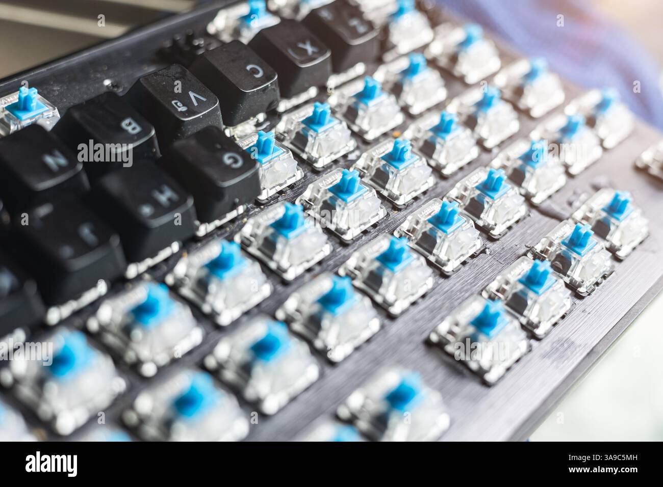 Nahaufnahme Computer PC Tastatur mechanische Taste unter Tastenkappen Taste zum Reinigen oder Ändern des Tastentyps Stockfoto