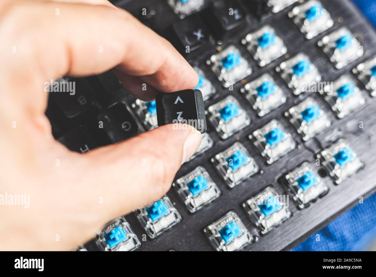 Nahaufnahme Computer PC Tastatur mechanische Taste unter Tastenkappen Taste zum Reinigen oder Ändern des Tastentyps Stockfoto