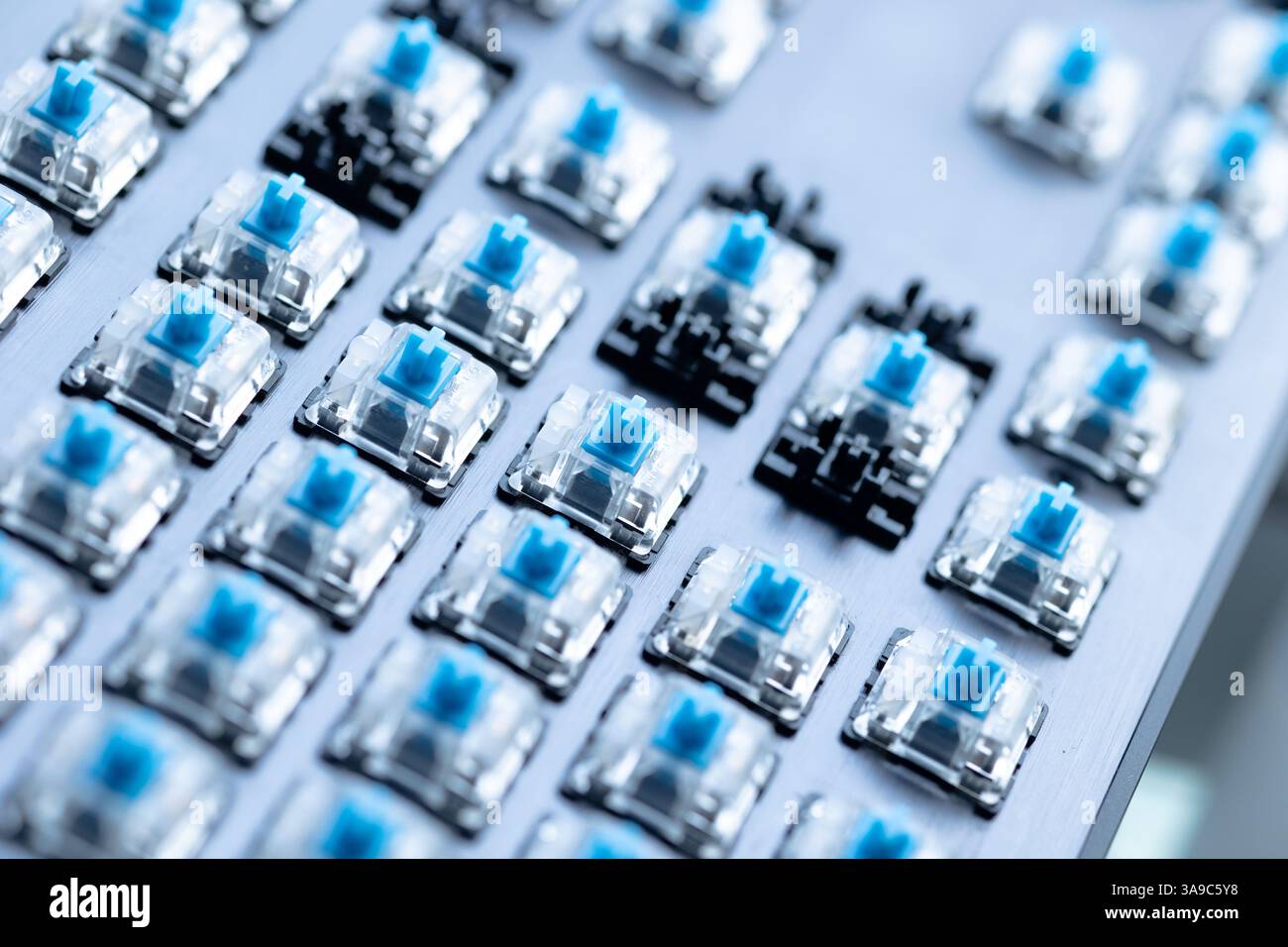 Nahaufnahme Computer PC Tastatur mechanische Taste unter Tastenkappen Taste zum Reinigen oder Ändern des Tastentyps Stockfoto