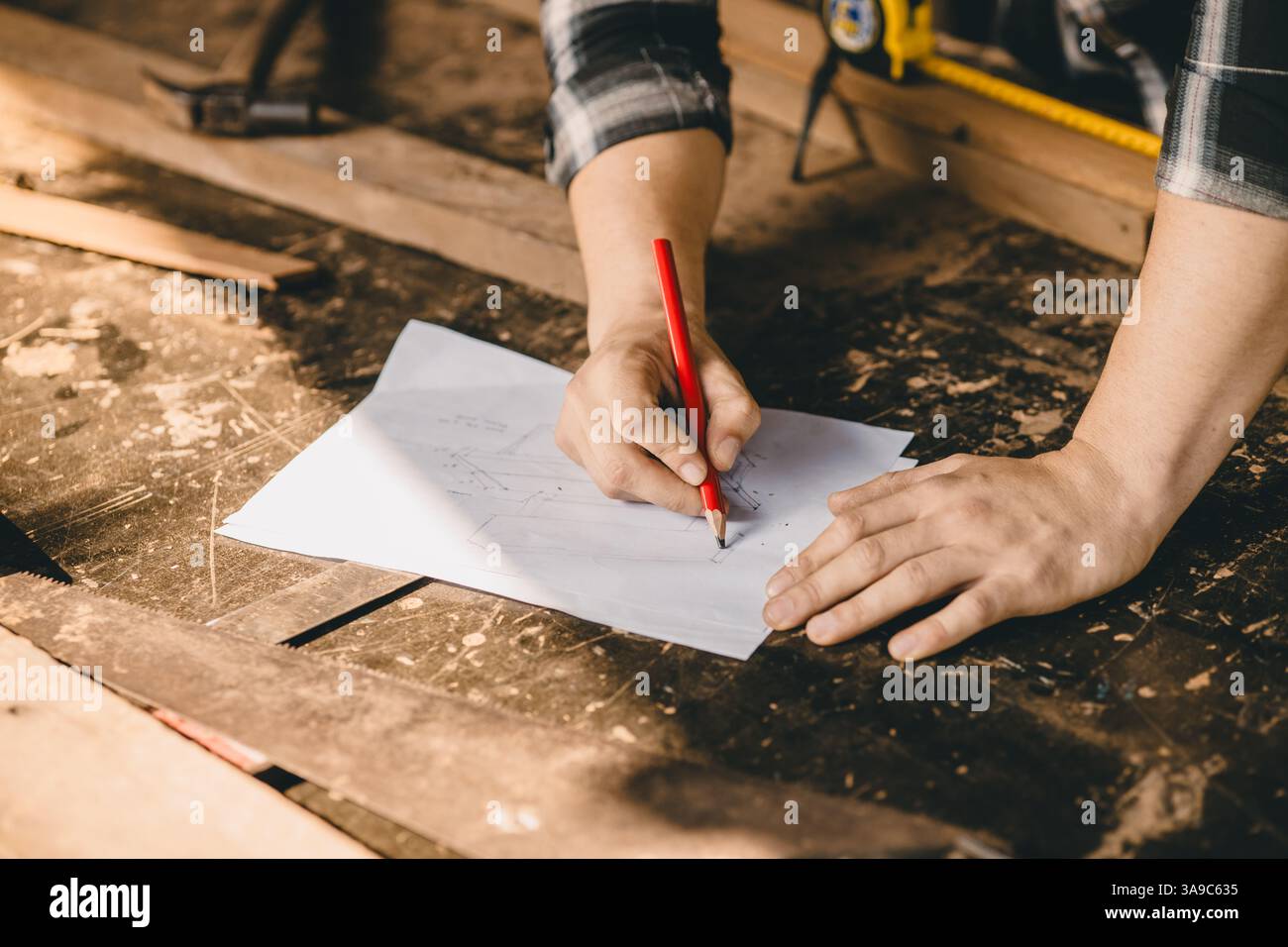 Nahaufnahme Hand von Carpenter professionelle Mann handwerklich Zeichnung Skizze Design Holzmöbel Entwurf Prototyp in Holzwerkstatt Herstellung Holz Projekt. Stockfoto