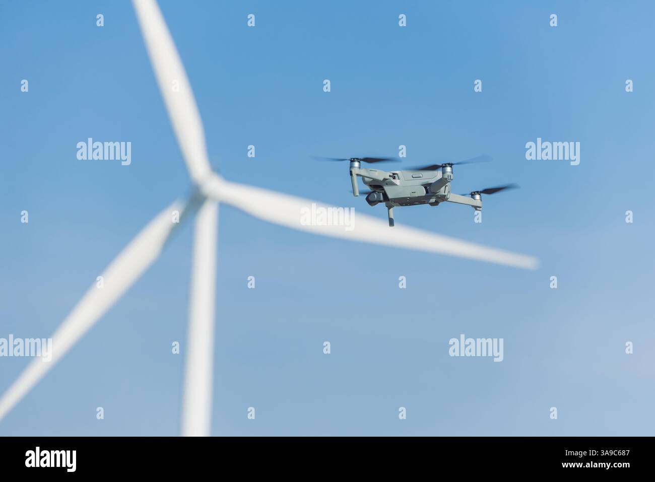 Ingenieur, der UAV-Drohnenanlage für die Wartung von Windkraftanlagen im Außenbereich nutzt. Stockfoto