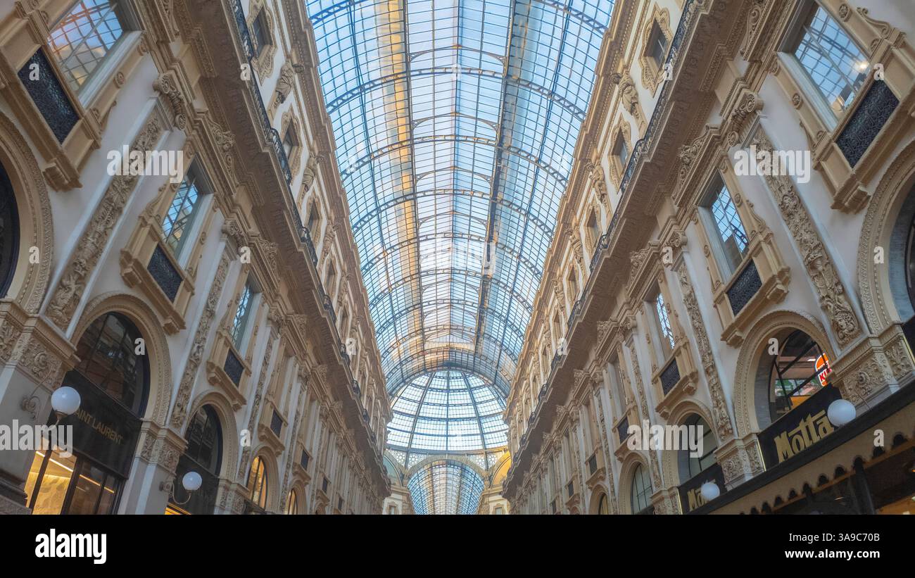 MAILAND - 5. MÄRZ 2025: Innenraum der Galleria Vittorio Emanuele II, berühmtes Einkaufszentrum und Wahrzeichen in Mailand, Italien Stockfoto MAILAND - 5. MÄRZ 2025: Innenraum der Galleria Vittorio Emanuele II, berühmtes Einkaufszentrum und Wahrzeichen in Mailand, Italien Stockfoto