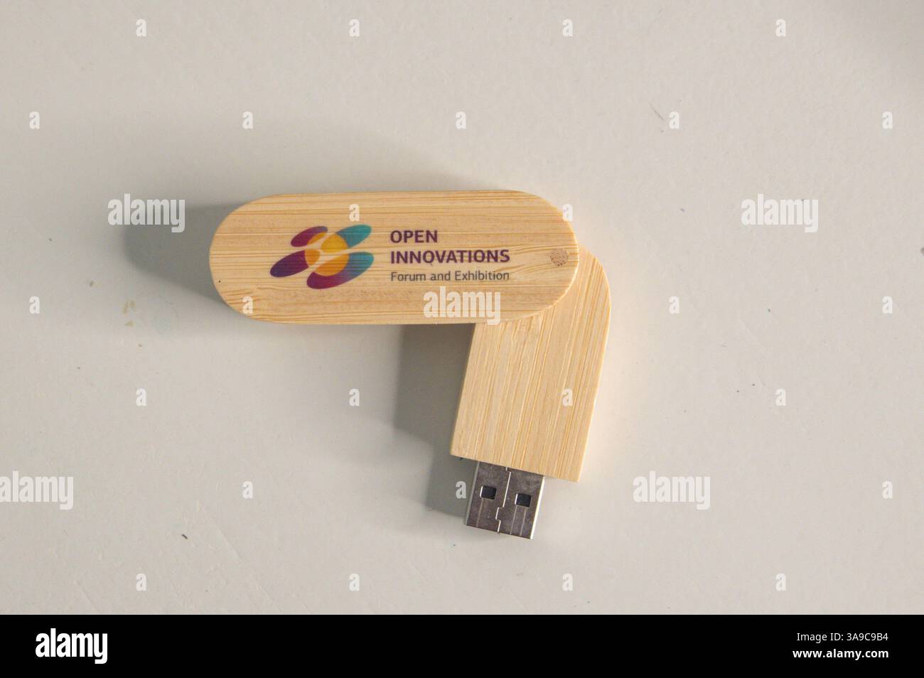 Hölzerner USB-Stick/Memory Stick/Flash-Laufwerk des Open Innovations Forum und der Ausstellung mit seinem Logo Stockfoto