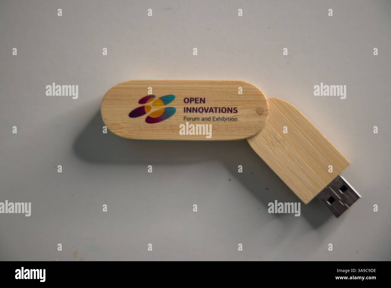 Hölzerner USB-Stick/Memory Stick/Flash-Laufwerk des Open Innovations Forum und der Ausstellung mit seinem Logo Stockfoto