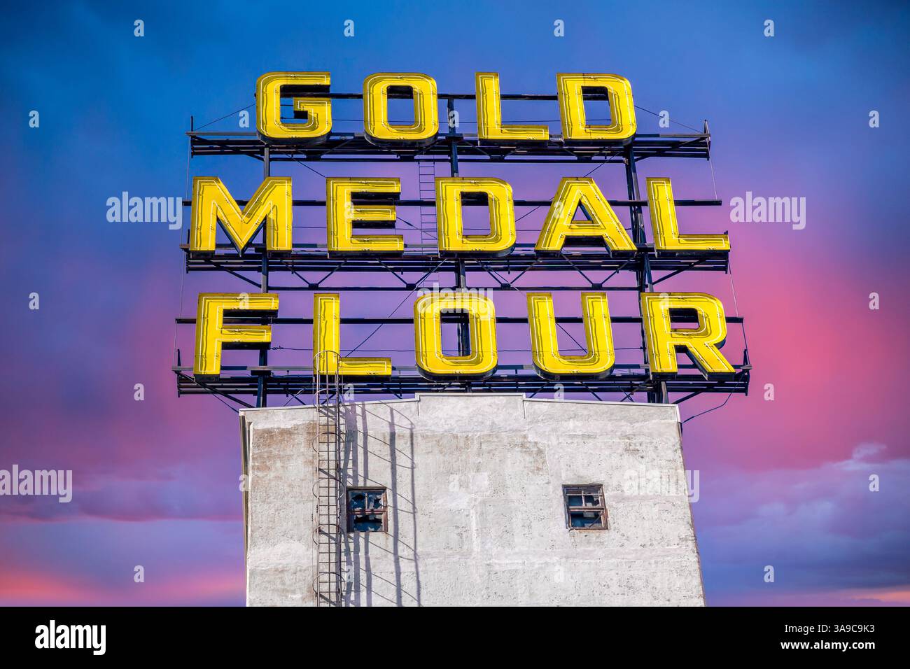 MINNEAPOLIS, MN, USA, 7. MÄRZ 2025: Gold Medal Mehl Außenschild bei Dämmerung und Markenlogo. Stockfoto