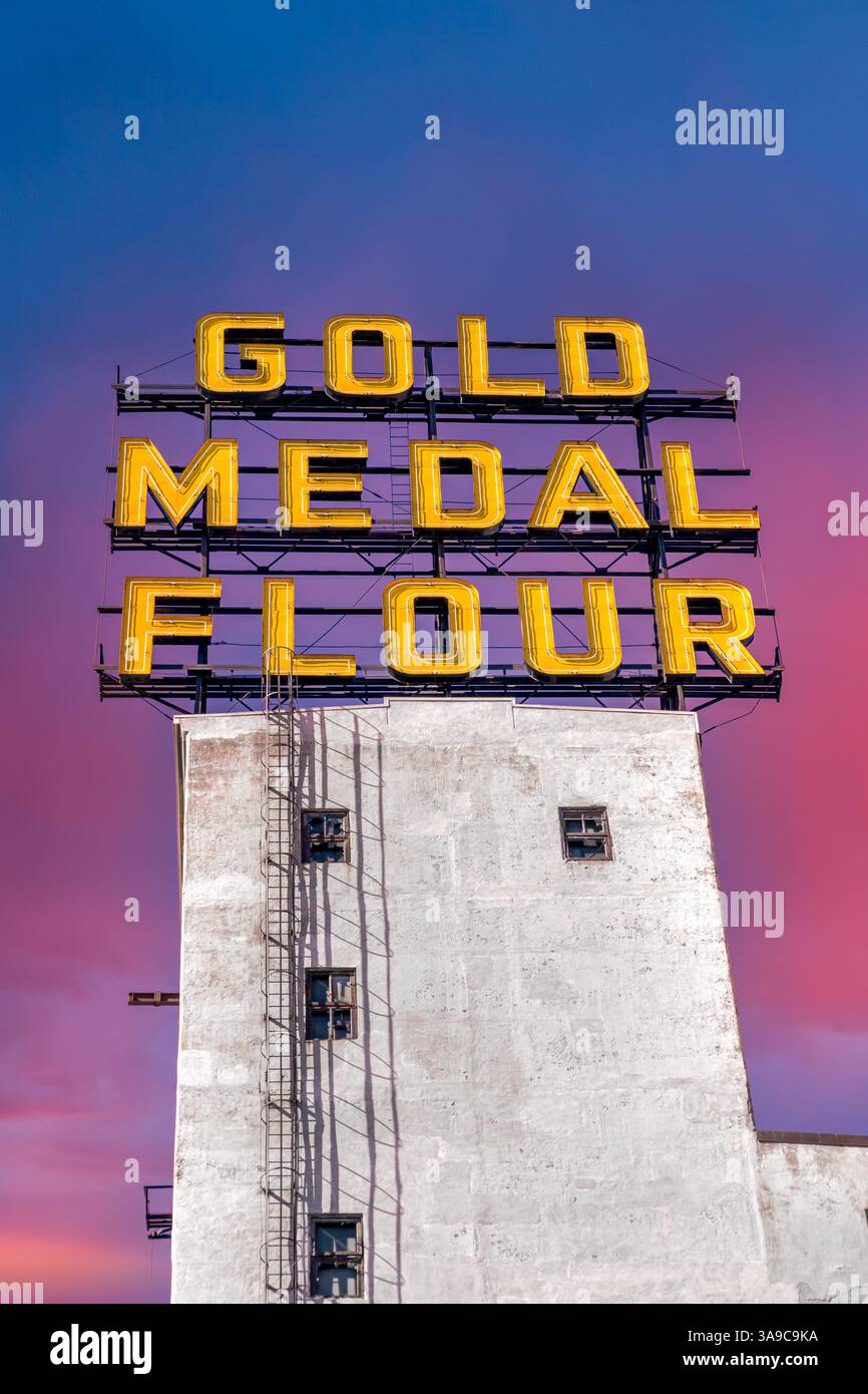 MINNEAPOLIS, MN, USA, 7. MÄRZ 2025: Gold Medal Mehl Außenschild bei Dämmerung und Markenlogo. Stockfoto