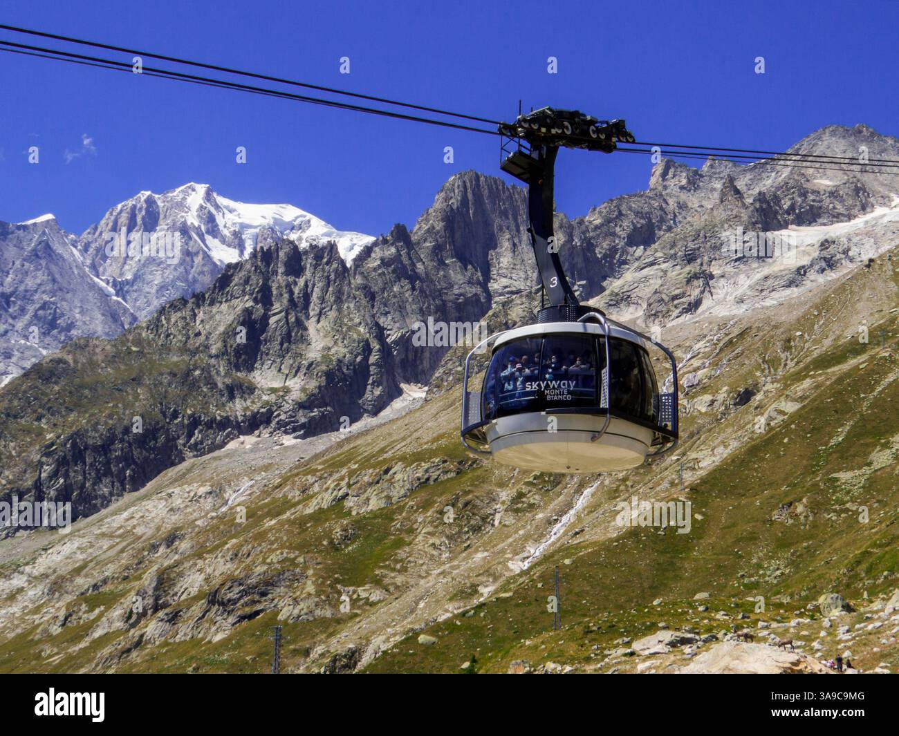 Pavillon, Italien - 1. August 2022: Blick auf den Skyway Monte Bianco, die Seilbahn, die von Courmayeur zum Gipfel des Mont Blanc führt. Stockfoto