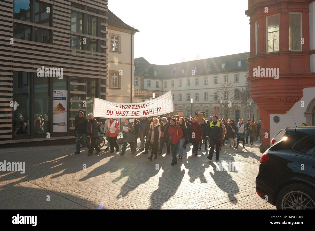 In Würzburg wird eine Demonstration gegen Rechtsextremismus geführt. Stockfoto
