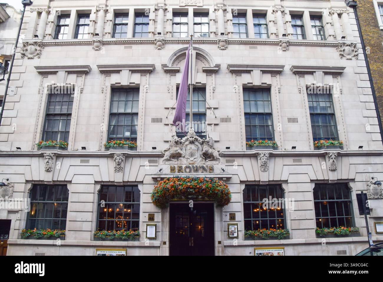 London, Großbritannien. 30. März 2025. Außenansicht der Browns Bar und des Restaurants in St Martins Lane, Covent Garden. Quelle: Vuk Valcic/Alamy Stockfoto