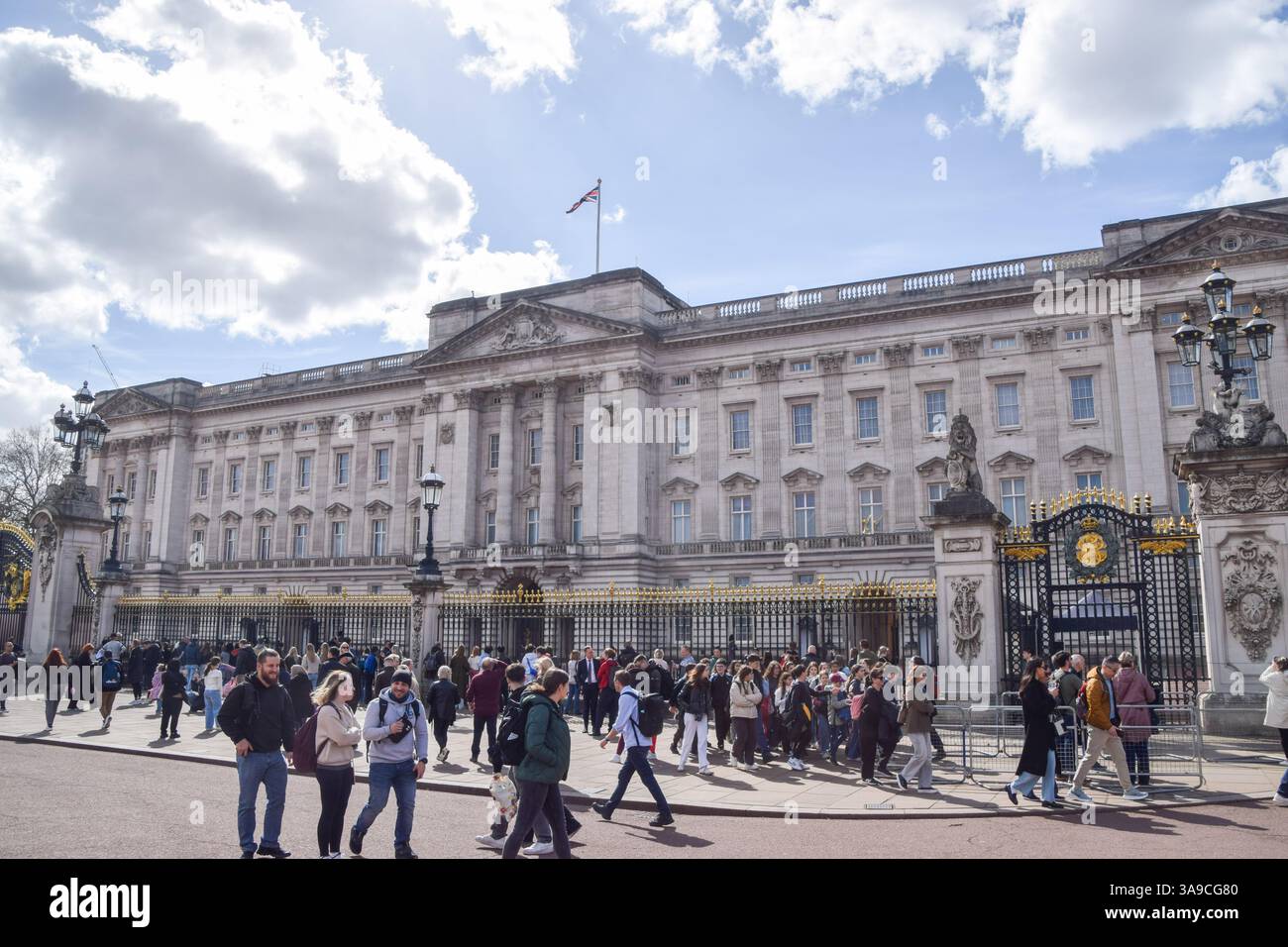 London, Großbritannien. März 2025. Die Leute laufen vor dem Buckingham Palace. Quelle: Vuk Valcic/Alamy Stockfoto