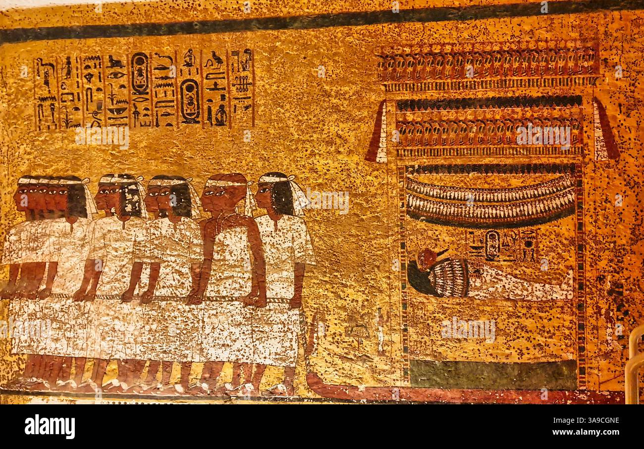 Wandrelief, das Tutanchamuns Mumie zeigt, die von Hofbeamten in das berühmte Grab von Tutanchamun, KV62, Tal der Könige, Luxor, Ägypten geschleppt wird Stockfoto