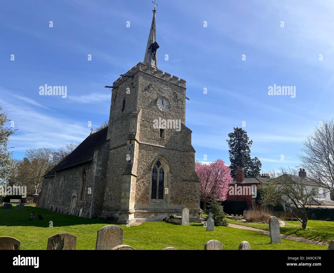 St Mary ans St John Church, eine Feuerstein- und Trümmerkirche, die zwischen 1200 und 1900 in Hinxton, Cambridgeshire, erbaut wurde, enthält ein Denkmal für Thomas Skelton - Smartphone-aufgenommenes Stockfoto