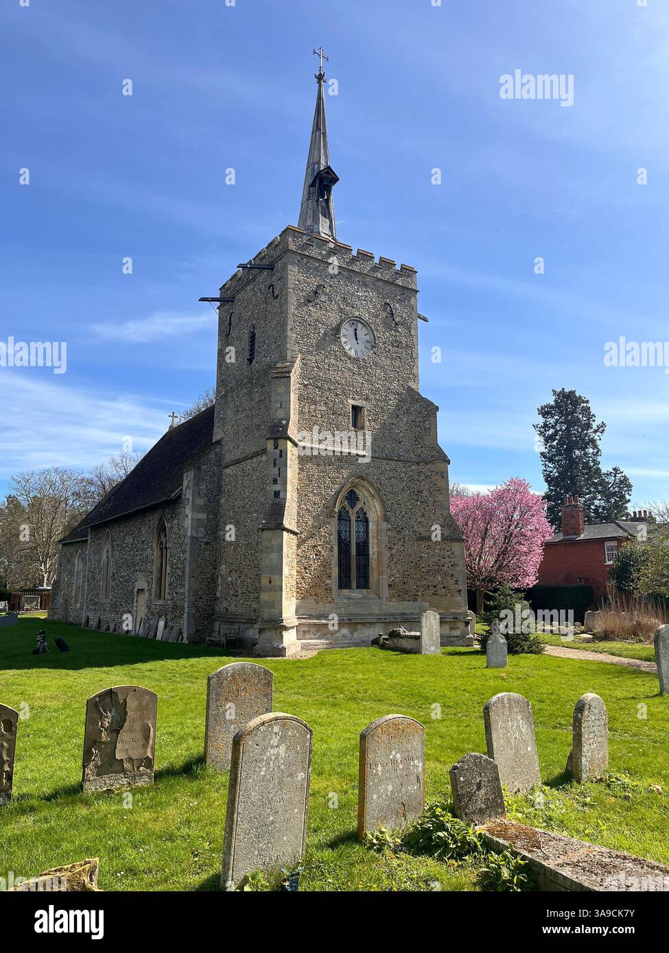 St Mary ans St John Church, eine Feuerstein- und Trümmerkirche, die zwischen 1200 und 1900 in Hinxton, Cambridgeshire, erbaut wurde, enthält ein Denkmal für Thomas Skelton - Smartphone-aufgenommenes Stockfoto