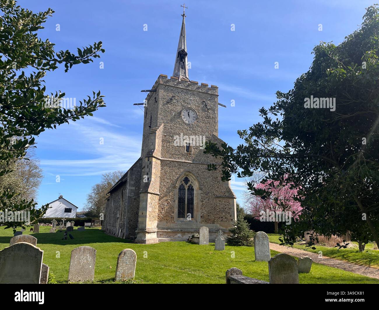 St Mary ans St John Church, eine Feuerstein- und Trümmerkirche, die zwischen 1200 und 1900 in Hinxton, Cambridgeshire, erbaut wurde, enthält ein Denkmal für Thomas Skelton - Smartphone-aufgenommenes Stockfoto