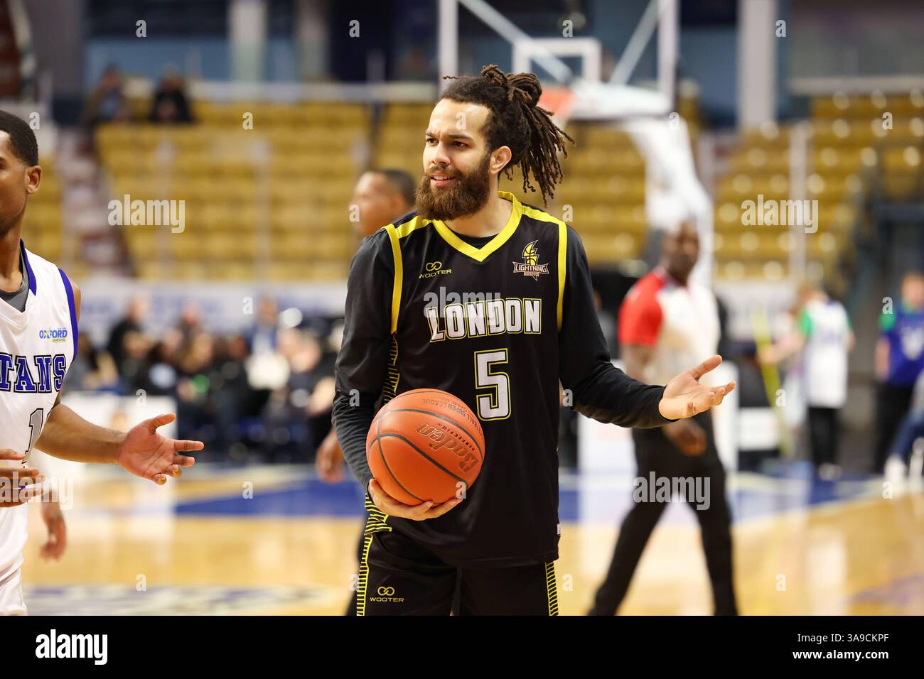 London, Kanada. März 2025. Die kW Titans besiegen die London Lightning 95-92 im Kitchener Memorial Auditorium. Jeremy Harris (5) vom Londo Stockfoto