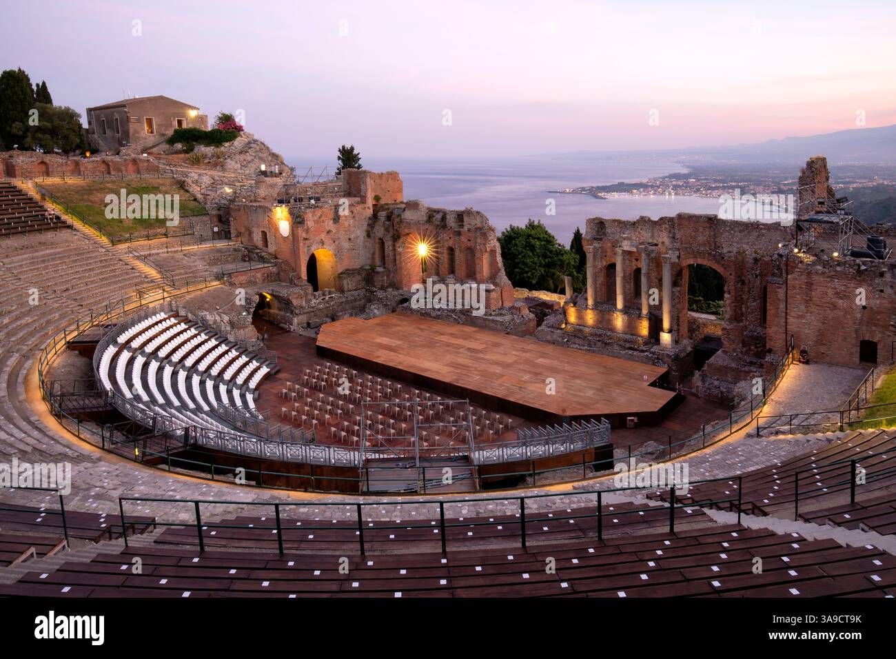 Teatro Antico di Taormina mit Blick auf die Bucht und den Ätna im Hintergrund. Reste des griechisch-römischen Theaters Stockfoto