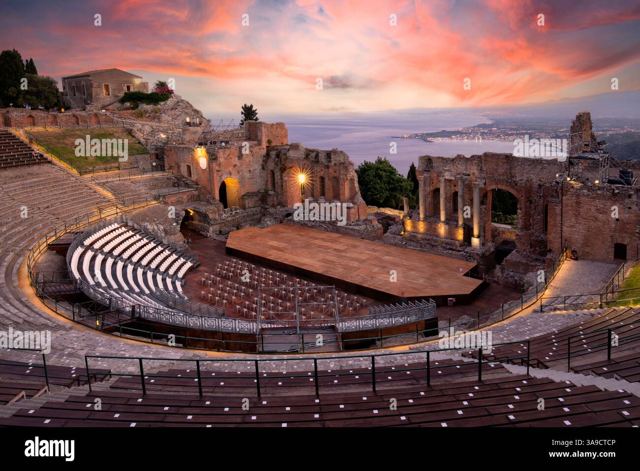Teatro Antico di Taormina mit Blick auf die Bucht und den Ätna im Hintergrund. Reste des griechisch-römischen Theaters Stockfoto