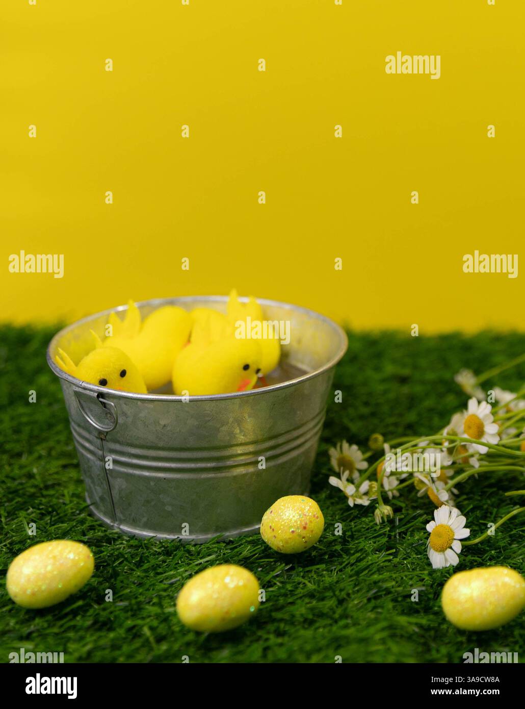 osterdekoration und Blumen Stockfoto