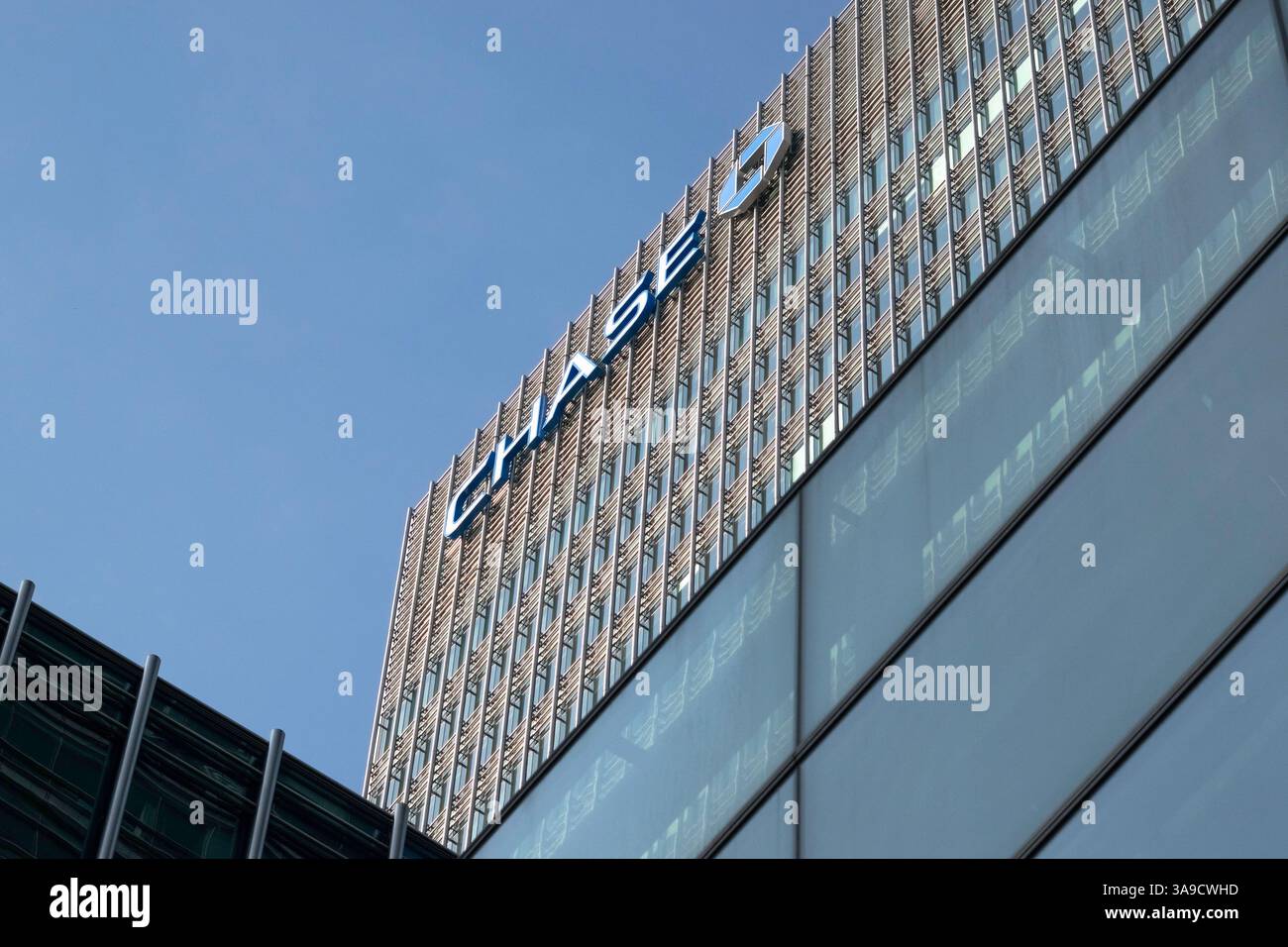 LONDON, Großbritannien - 26. MÄRZ 2025: Schild auf dem J P Morgan Chase Gebäude an der 25 Bank Street am Canary Wharf Stockfoto