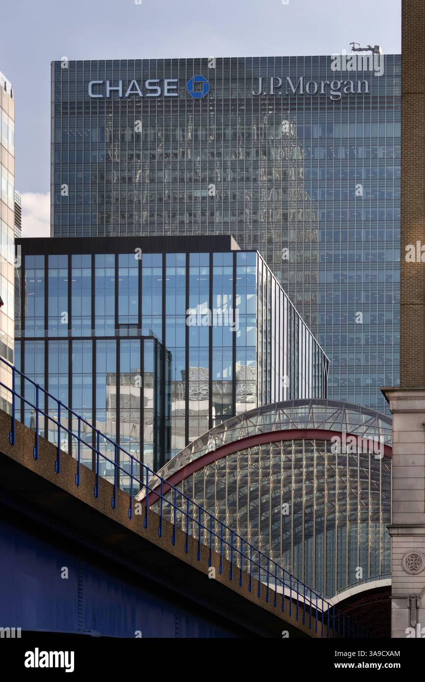 LONDON, UK - 26. MÄRZ 2025: DLR-Station Canary Wharf mit J P Morgan Chase Gebäude an der 25 Bank Street im Hintergrund Stockfoto