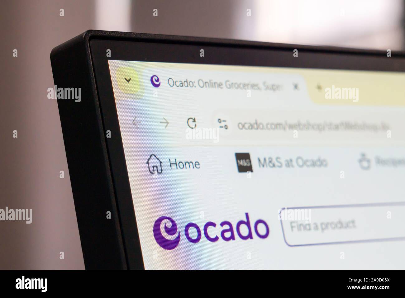 New York, USA - 30. März 2025: Die Homepage der Ocado Online-Einkaufs-Website wird auf dem Computerbildschirm angezeigt, wobei Logo und Suchleiste sichtbar sind Stockfoto