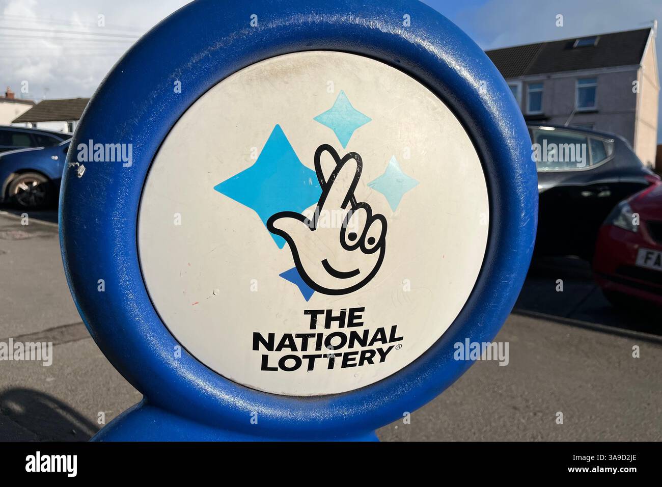 Das nationale Lotteriezeichen vor einem Zeitungsladen in Killay. Swansea, Wales, Vereinigtes Königreich. März 2025. - Smartphone-aufgenommenes Stockfoto