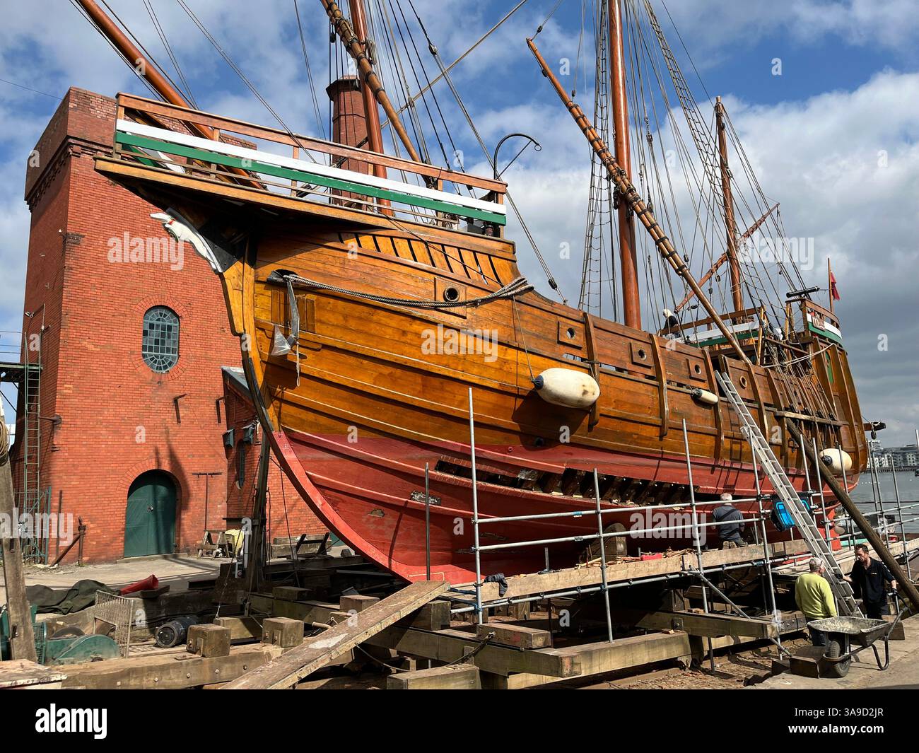 Das Matthew-Segelschiff im Trockendock wird repariert. Underfall Yard, Bristol Floating Harbour, Bristol, England, Vereinigtes Königreich. März 2025. Stockfoto