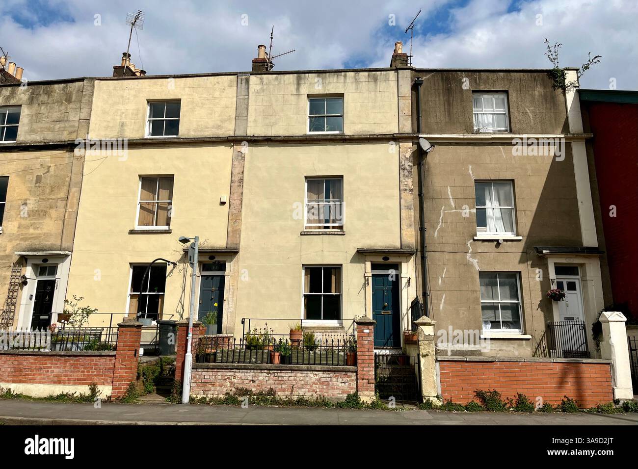 Häuser auf Avon Crescent in der Nähe des schwimmenden Hafens von Bristol. Bristol, England, Vereinigtes Königreich. März 2025. - Smartphone-aufgenommenes Stockfoto