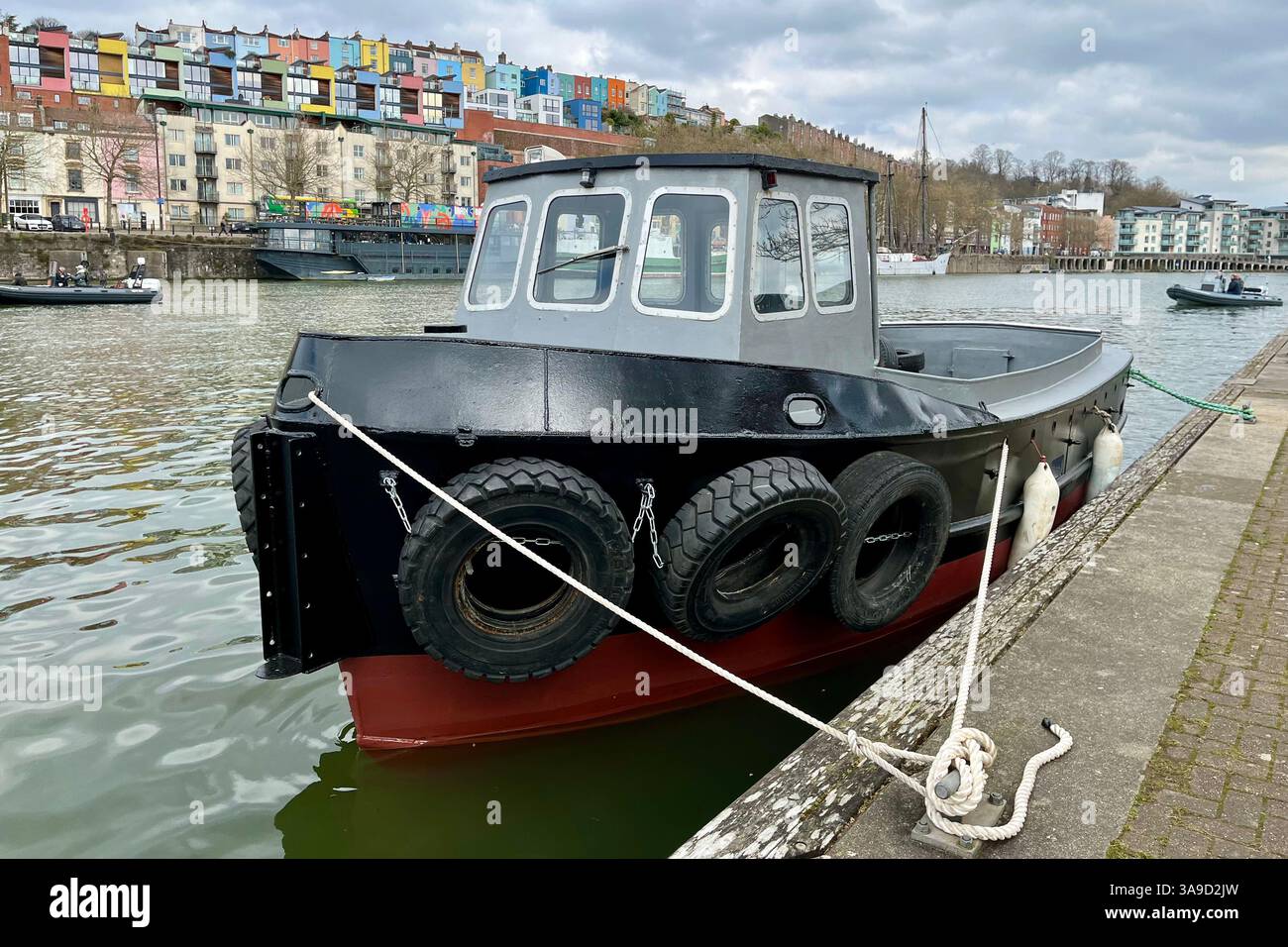 Ein kleines Fischerboot, das am Ufer des schwimmenden Hafens von Bristol nahe Hotwells vor Anker liegt. Bristol, England, Vereinigtes Königreich. März 2025. Stockfoto