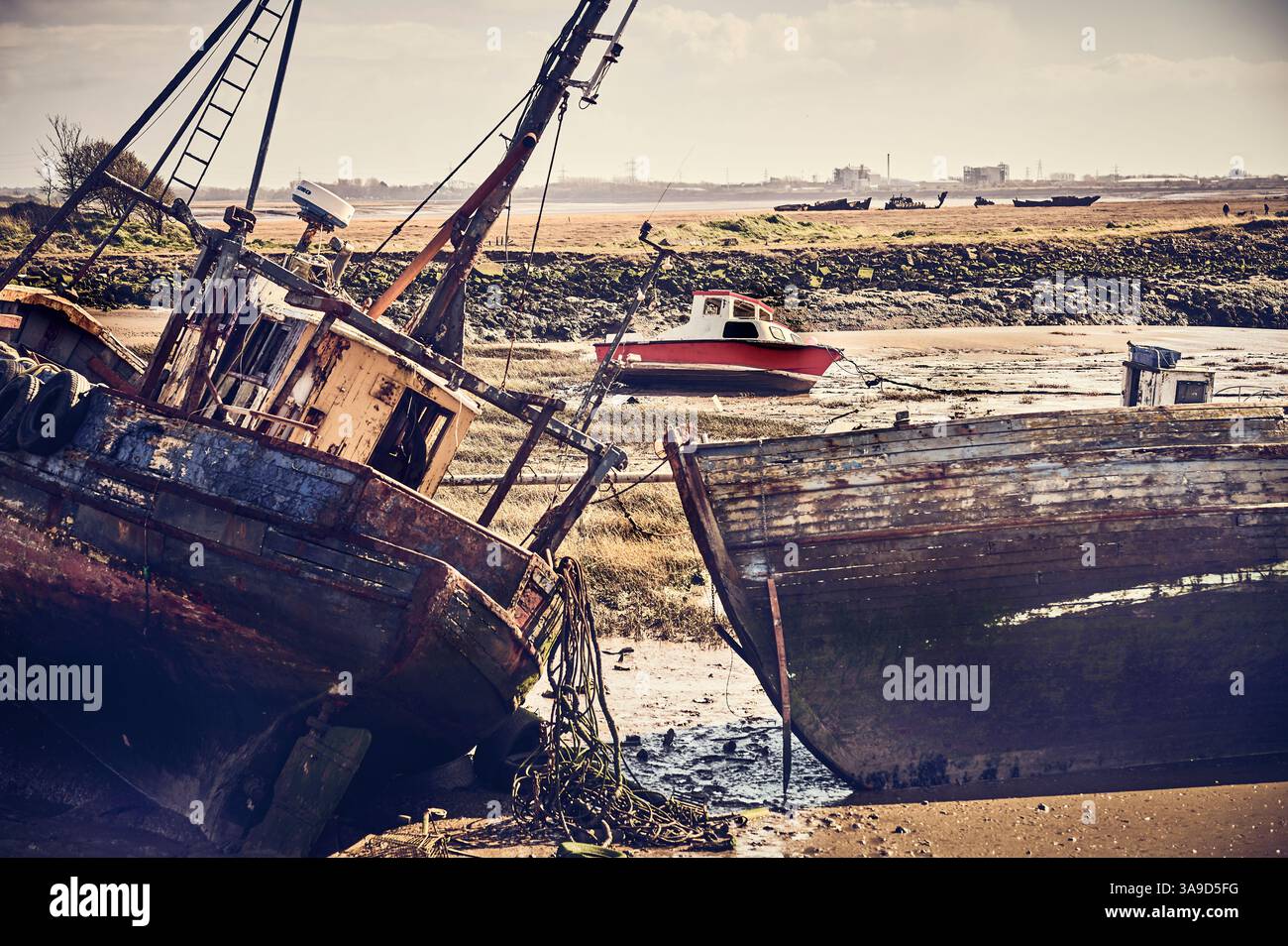 Wracks von Trawlern und Kabinenkreuzern wurden am Jubilee Quay in fleetwood, Großbritannien, verlassen Stockfoto