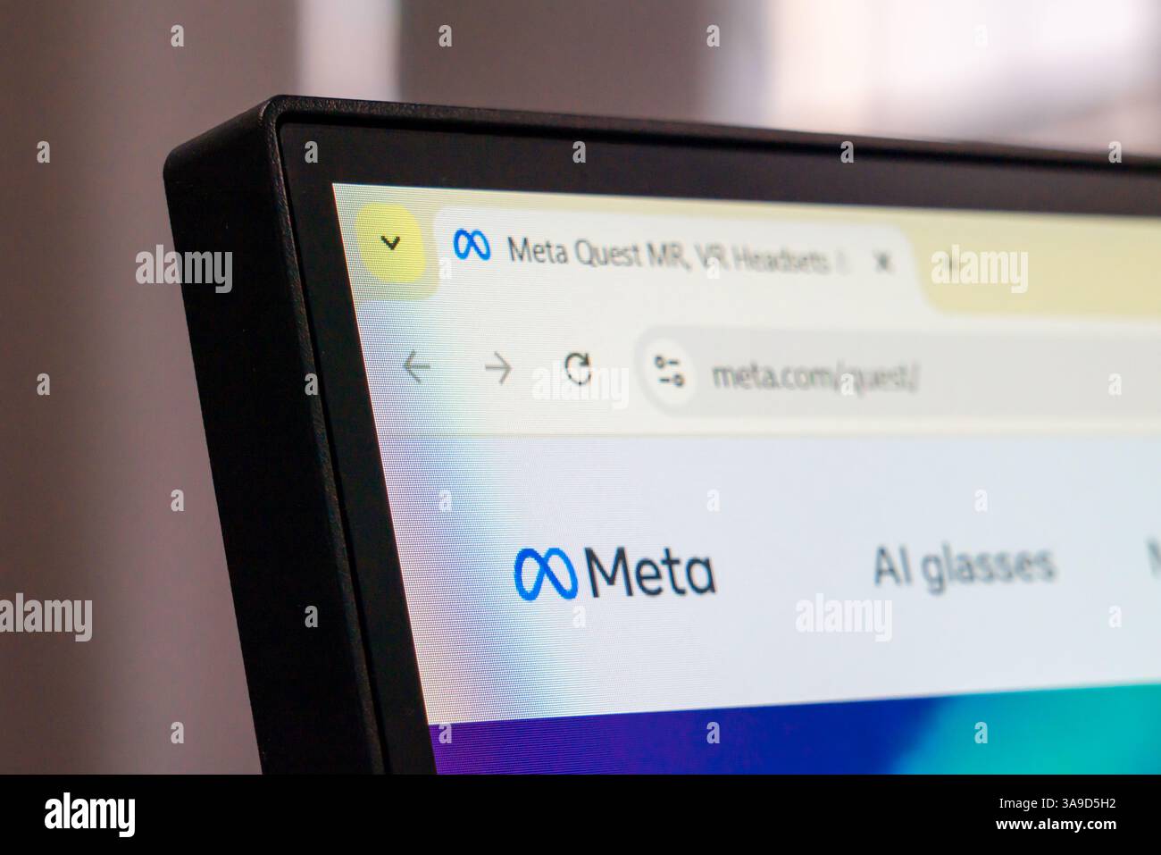New York, USA - 30. März 2025: Offizielle Homepage der Meta-Technologie-Website wird auf Computerbildschirm mit Logo und KI-Brille angezeigt Stockfoto