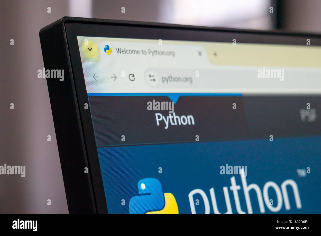 New York, USA - 30. März 2025: Die Homepage der offiziellen Programmiersprache Python-Website wird auf dem Computerbildschirm mit Logo und Navigationsleiste angezeigt Stockfoto