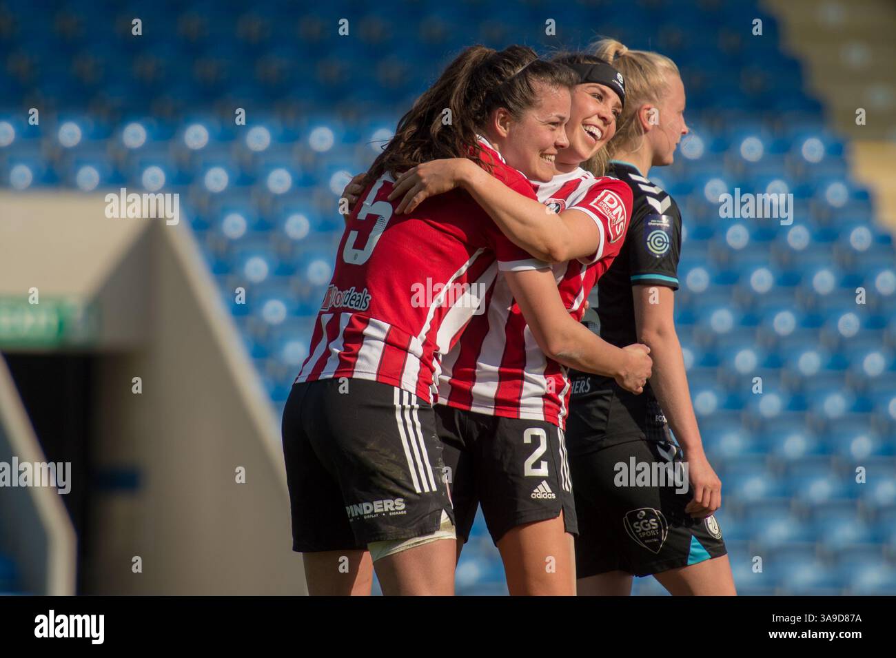 Chesterfield, England, 26. März 2022. Georgia Robert und Ellie Wilson während des FA Women's Championship-Spiels zwischen Sheffield United und Bristol City. Stockfoto