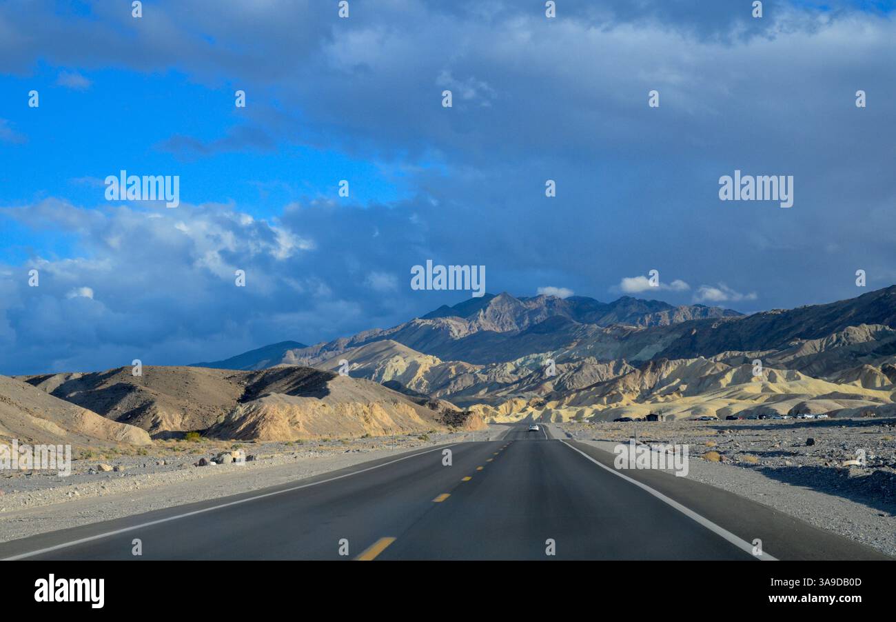 Abendliche Fahrt durch den Death Valley National Park, Kalifornien, USA Stockfoto