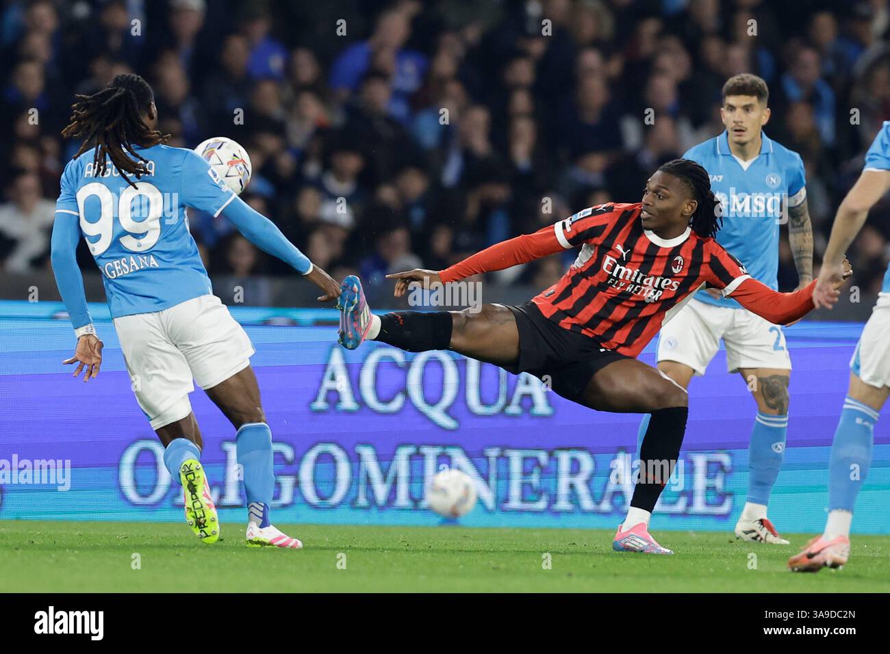 Neapel, Italien. 30. März 2025. Der portugiesische Mailand-Stürmer Rafael Leao tritt am 30. März 2025 im Diego Armando Maradona Stadion in Neapel mit dem kamerunischen Mittelfeldspieler Andre-Frank Zambo Anguissa beim Fußball-Spiel der Serie A zwischen dem SSC Napoli und dem AC Mailand gegen den Ball an. Quelle: Unabhängige Fotoagentur/Alamy Live News Stockfoto