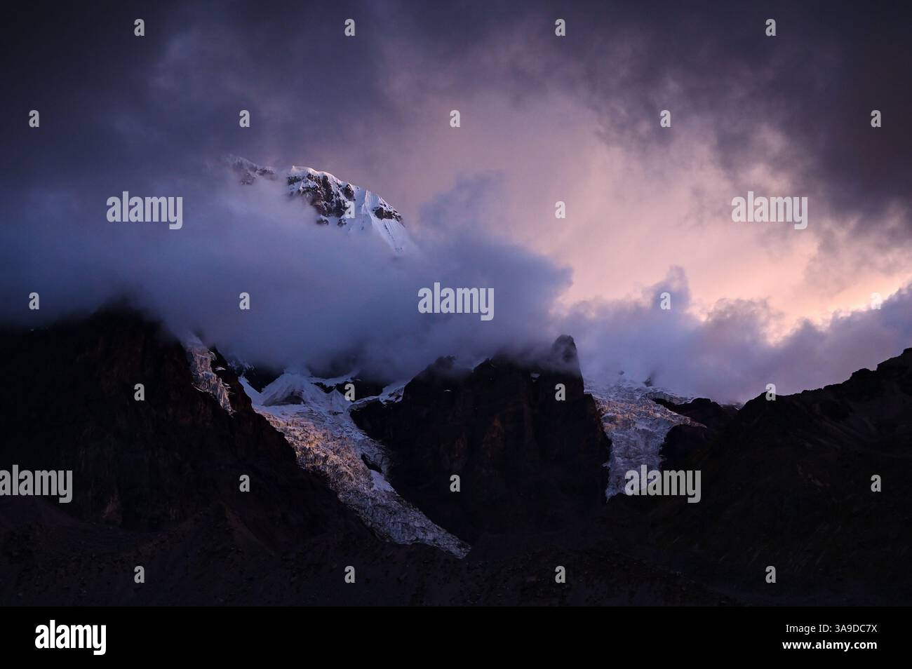 Ausangate Berg in der Abenddämmerung in der Vilcanota Gebirgskette. Pacchanta, Cusco, Peru Stockfoto