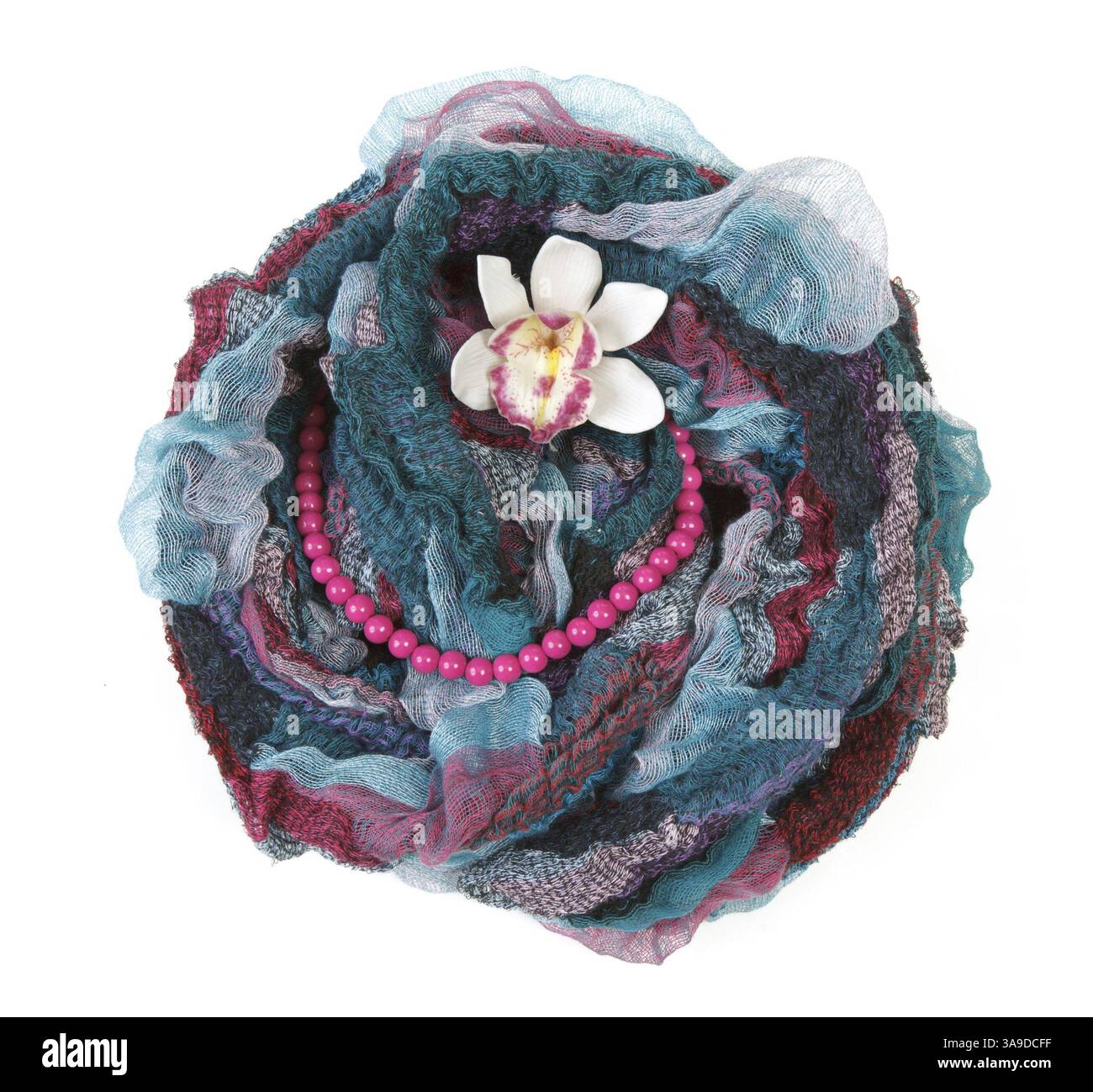 Der Schal in verschiedenen Farben ist mit einer Halskette und einer Blüte auf weißem Hintergrund versehen Stockfoto