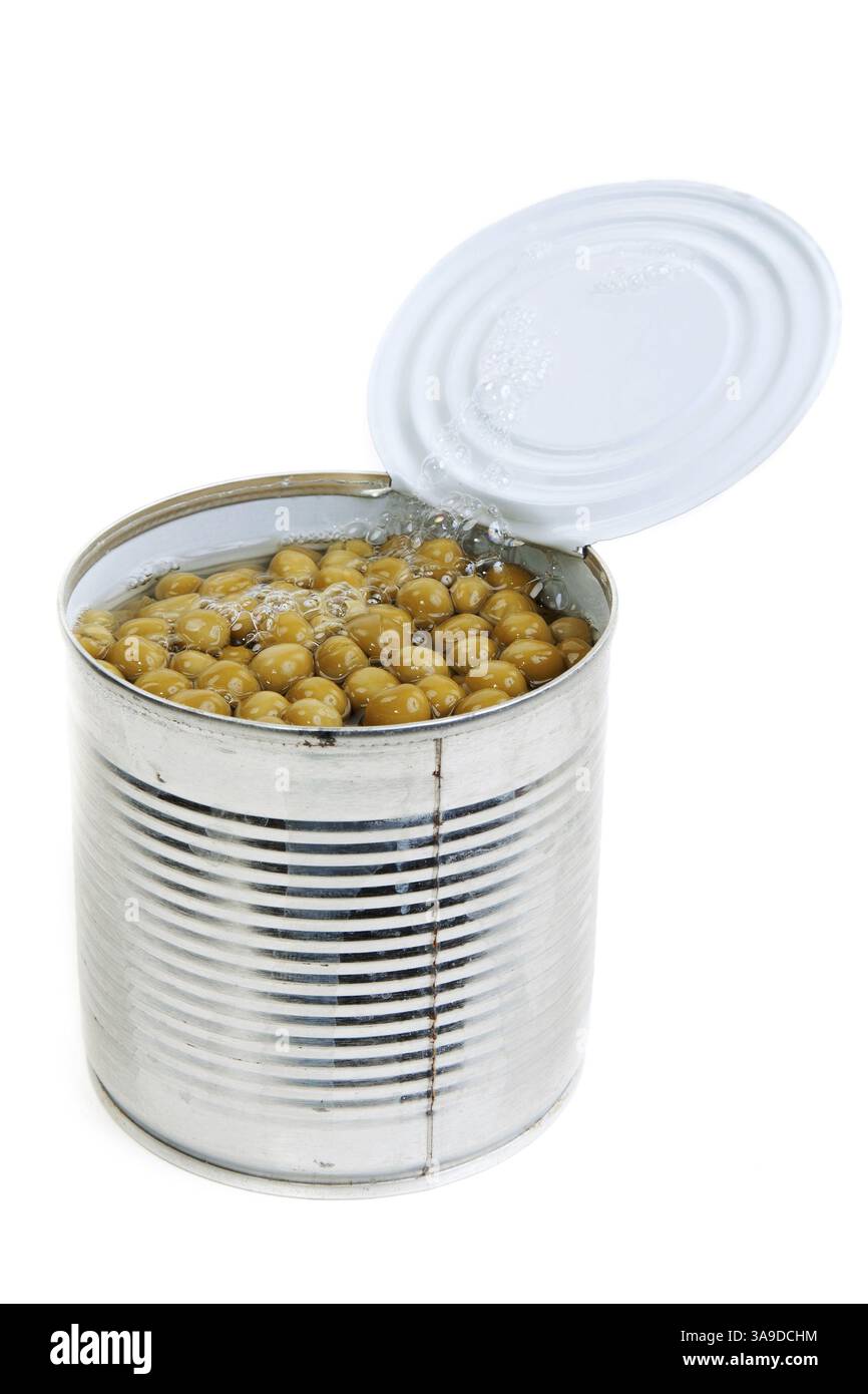 Öffnen Sie eine Bank mit grünen Erbsen auf weißem Hintergrund Stockfoto