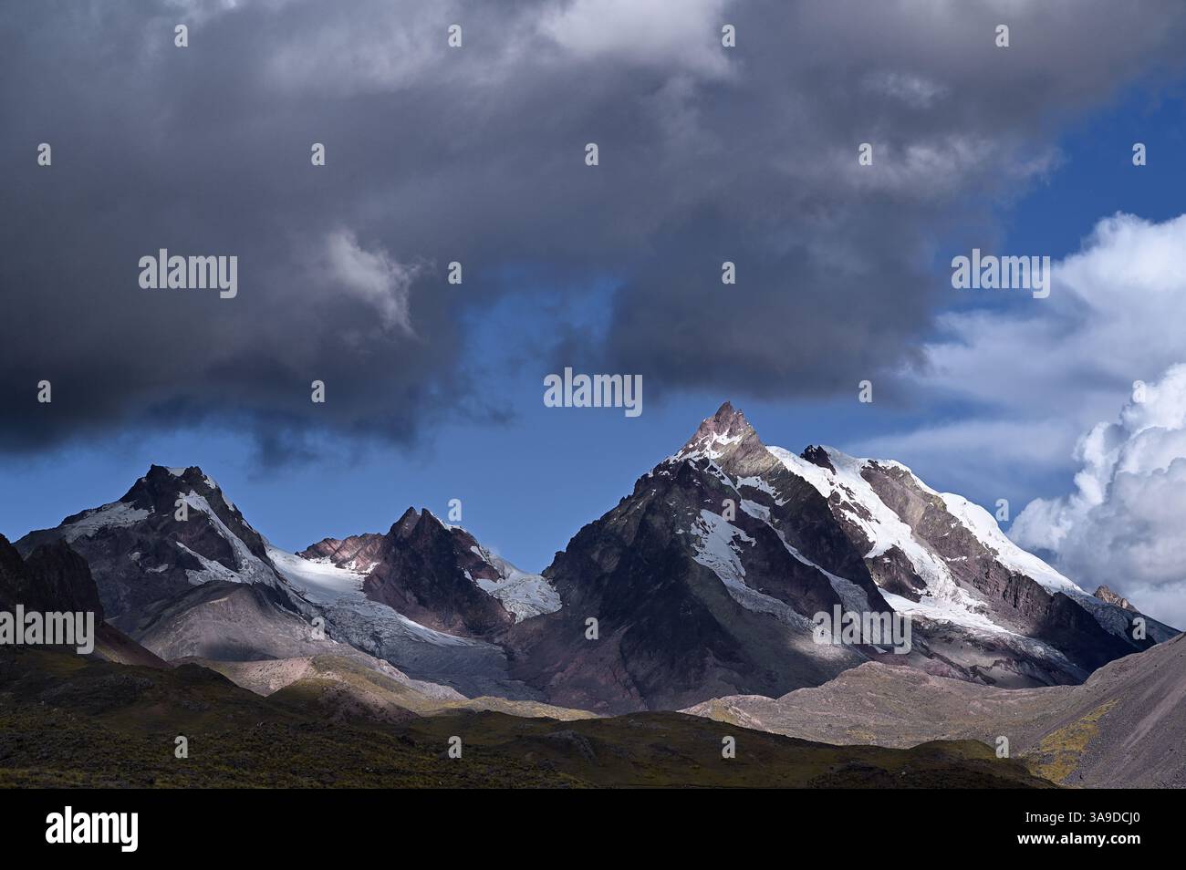 Schneebedeckte Berge und Sturmwolken in den Vilcanota-Bergen. Pacchanta, Cusco, Peru Stockfoto