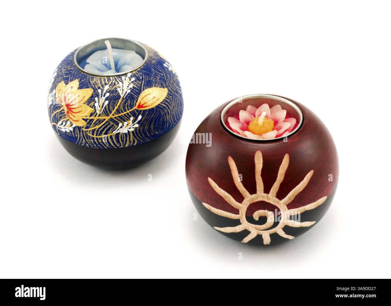 Zwei Leuchter, Holzkugeln mit Kerze auf weißem Hintergrund Stockfoto Zwei Leuchter, Holzkugeln mit Kerze auf weißem Hintergrund Stockfoto