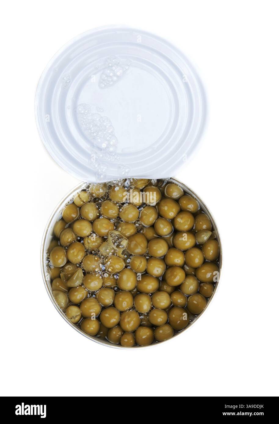 Öffnen Sie eine Bank mit grünen Erbsen auf weißem Hintergrund Stockfoto